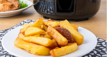 Hjemmelavede pomfritter er sprøde og lækre, lavet med kun en lille smule olie og perfekte som tilbehør til enhver ret.