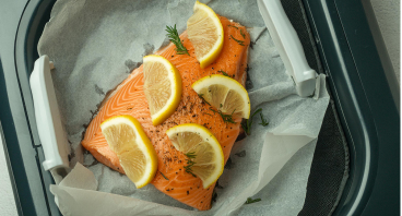 Airfryer bagt laks med citronskiver er en sund og lækker måde at tilberede laks på.