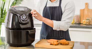 ai billede af en mand der bruger en airfryer