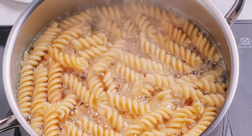ai billede af pasta der koger