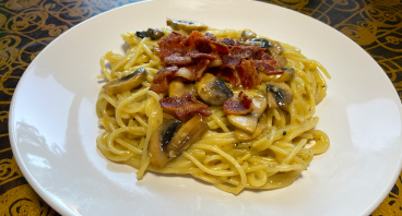 En lækker spaghetti carbonara med champignon og bacon.