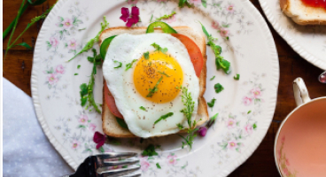 Toast med æg og skinke er en simpel og velsmagende måde at starte dagen på.