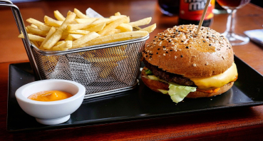 Hjemmelavet burger er helt perfekt til en hyggelig aften derhjemme.