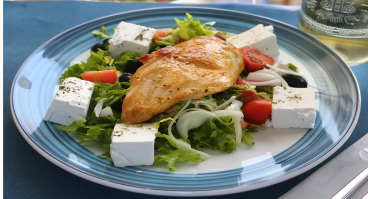 Lækker kyllingebryst med salat.