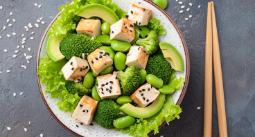 En let og frisk salat lavet med tofu, grøntsager og dressing.